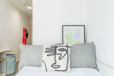 Bronze En Suite Two Bed Flat at Dunaskin Mill, 5 Dunaskin Court, West End, Glasgow, G116QJ - Image 1